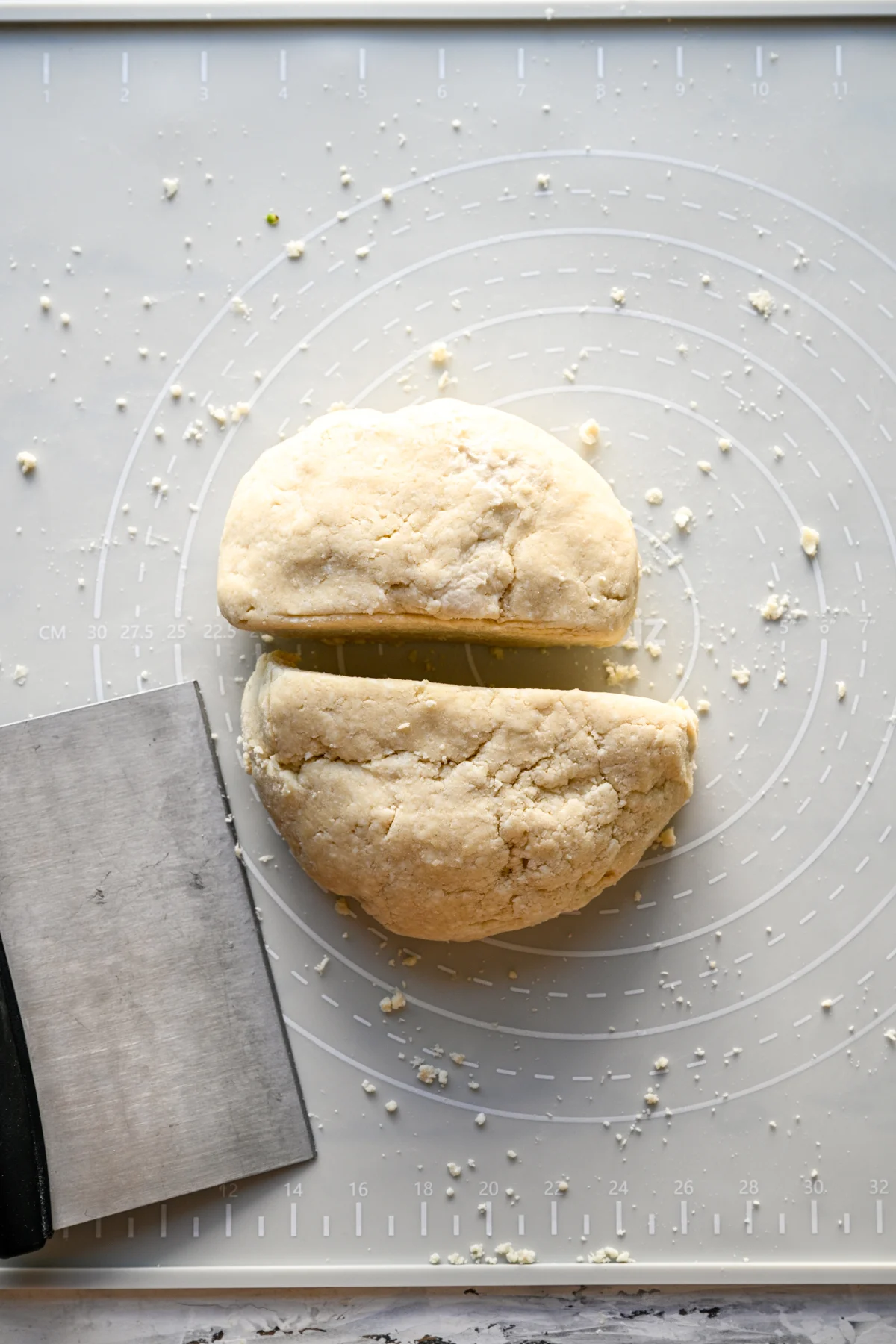 bovenaanzicht van pop-taartdeeg in tweeën gedeeld op bakplaat.