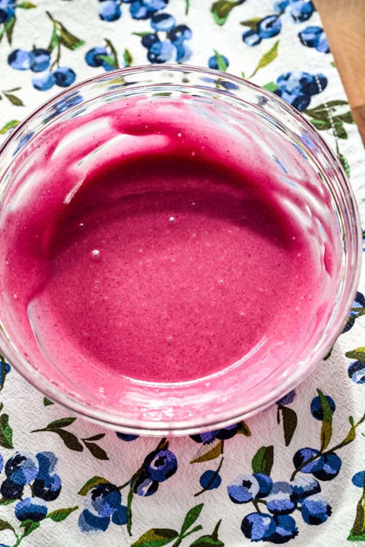 Bosbessenglazuur in een kleine kom.