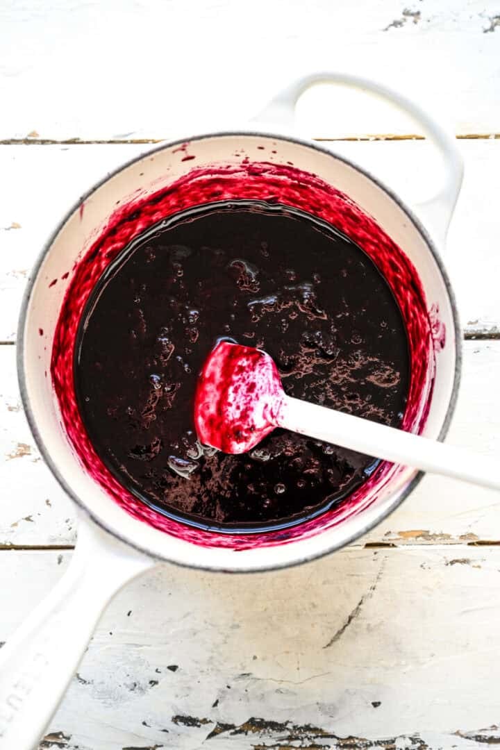 ingrediënten voor het vullen van bosbessen in een witte pan na het koken.