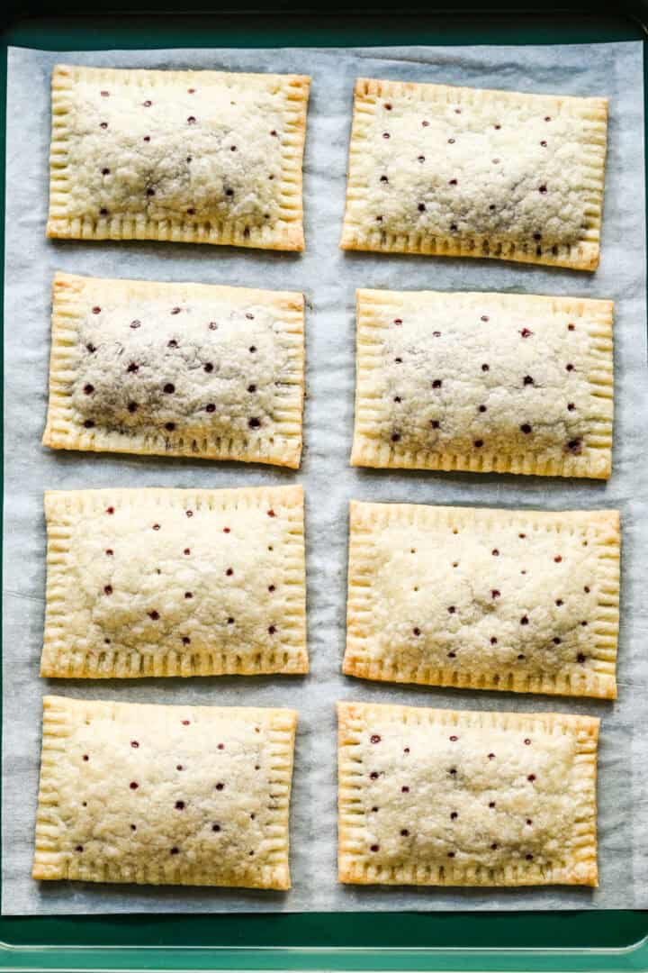 8 pop-tarts op een bakplaat na het bakken.