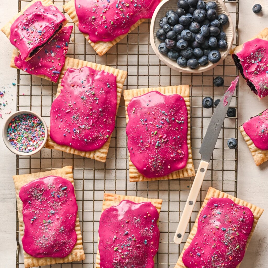 Huisgemaakte bosbessenpoptaartjes