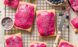 Huisgemaakte bosbessenpoptaartjes