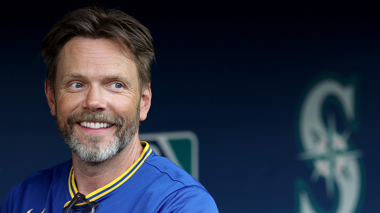 joel mchale bij een honkbalwedstrijd in Seattle