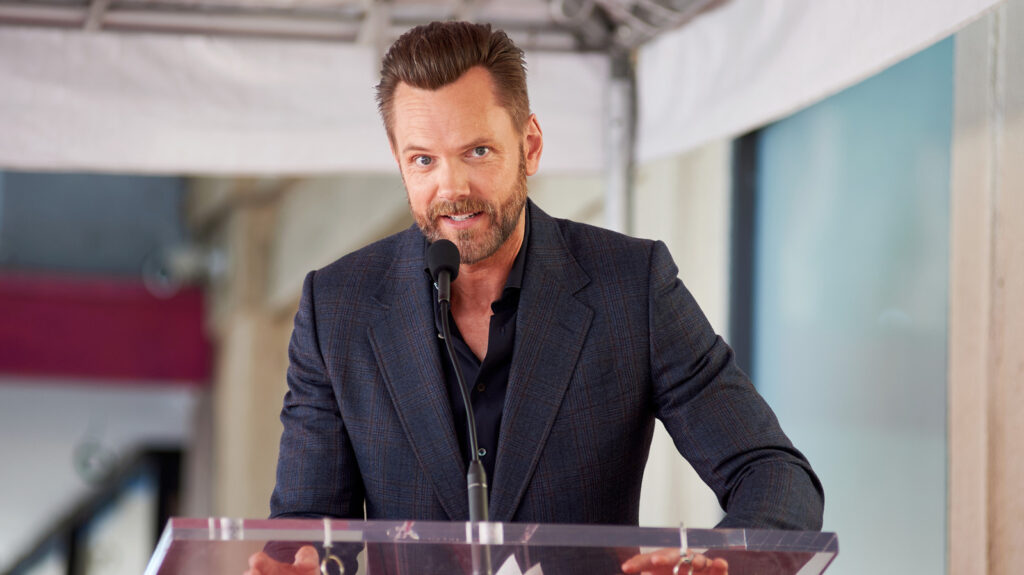 Joel McHale's strijd tegen haarverlies heeft hem duizenden dollars gekost