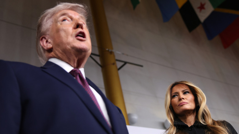 Melania Trump kijkt toe terwijl Donald Trump praat tijdens een evenement