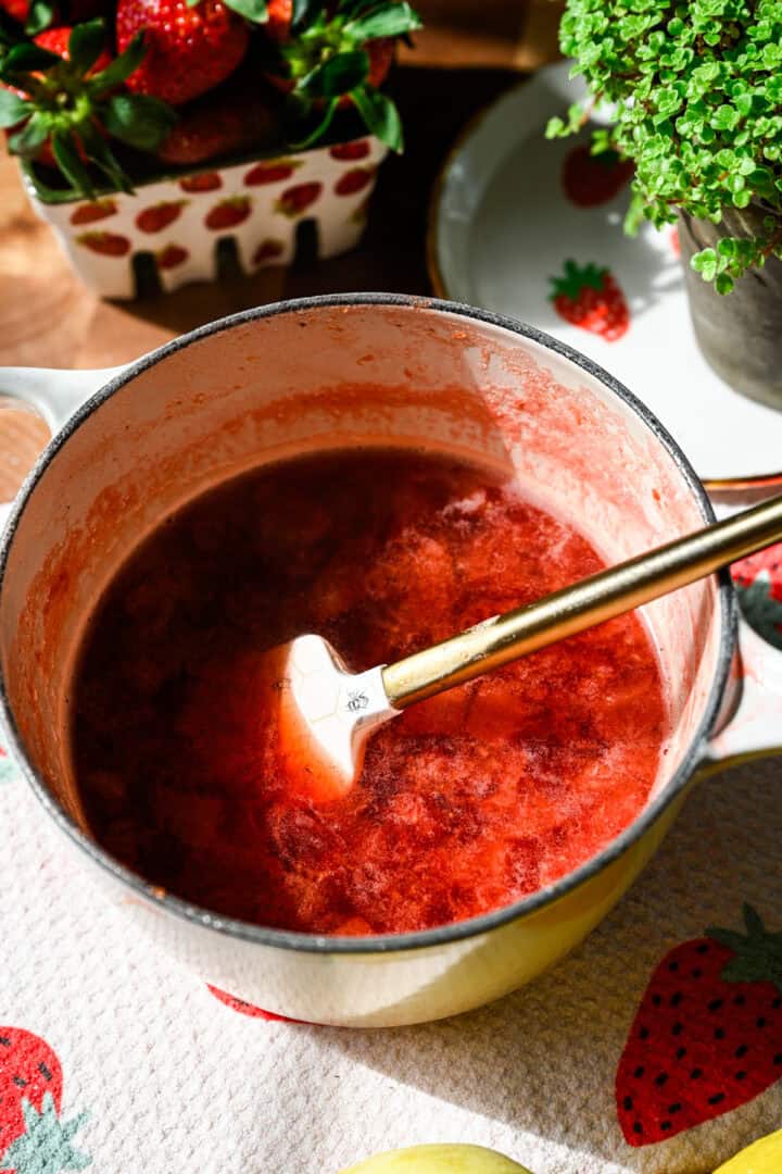 Bovenaanzicht van gekookte aardbeien.