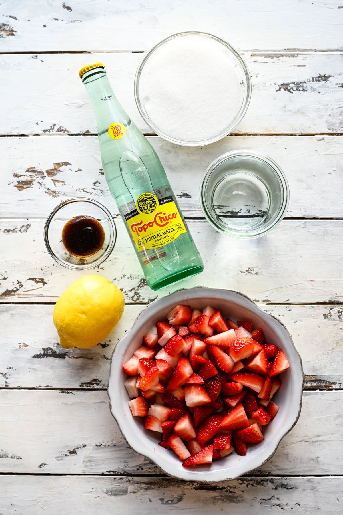 Bovenaanzicht van aardbeien-vanillesoda-ingrediënten.