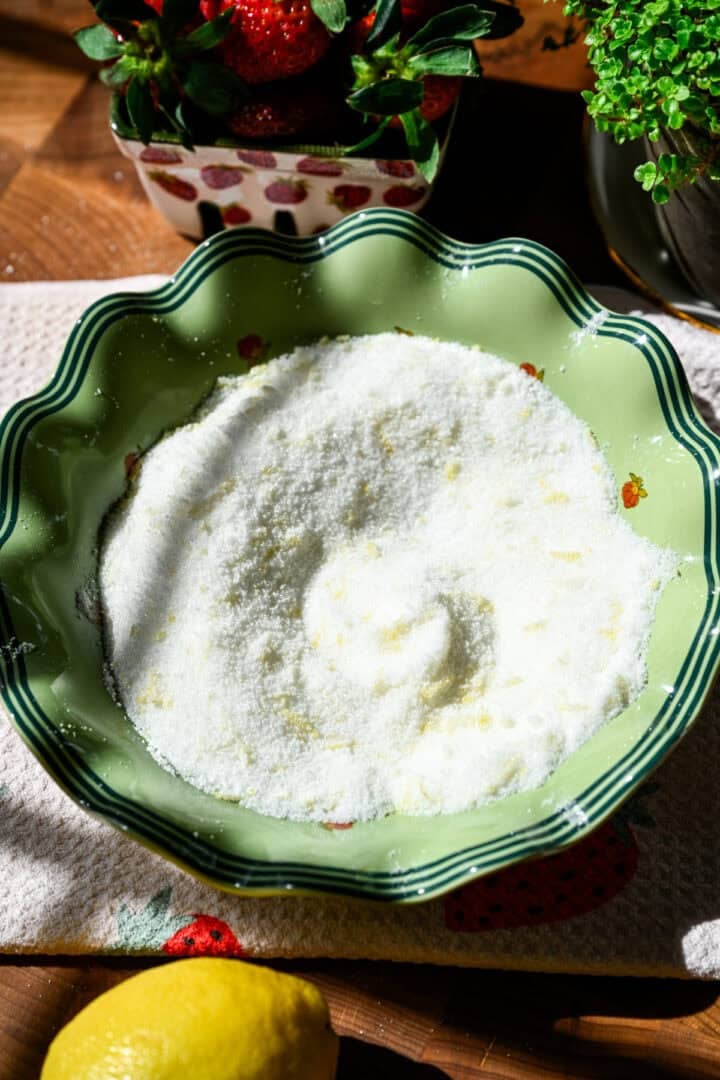 Suiker met een beetje citroenschil.