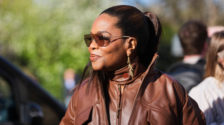 Oprah Winfrey loopt buiten Zimmermann, tijdens dag acht van Paris Fashion Week - Dameskleding Herfst/Winter 2026/2027