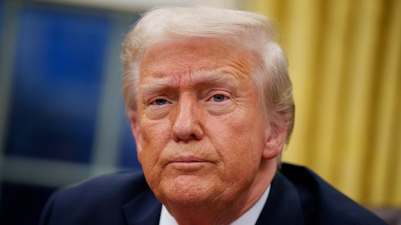 President Donald Trump beantwoordt een vraag van een verslaggever in het Oval Office