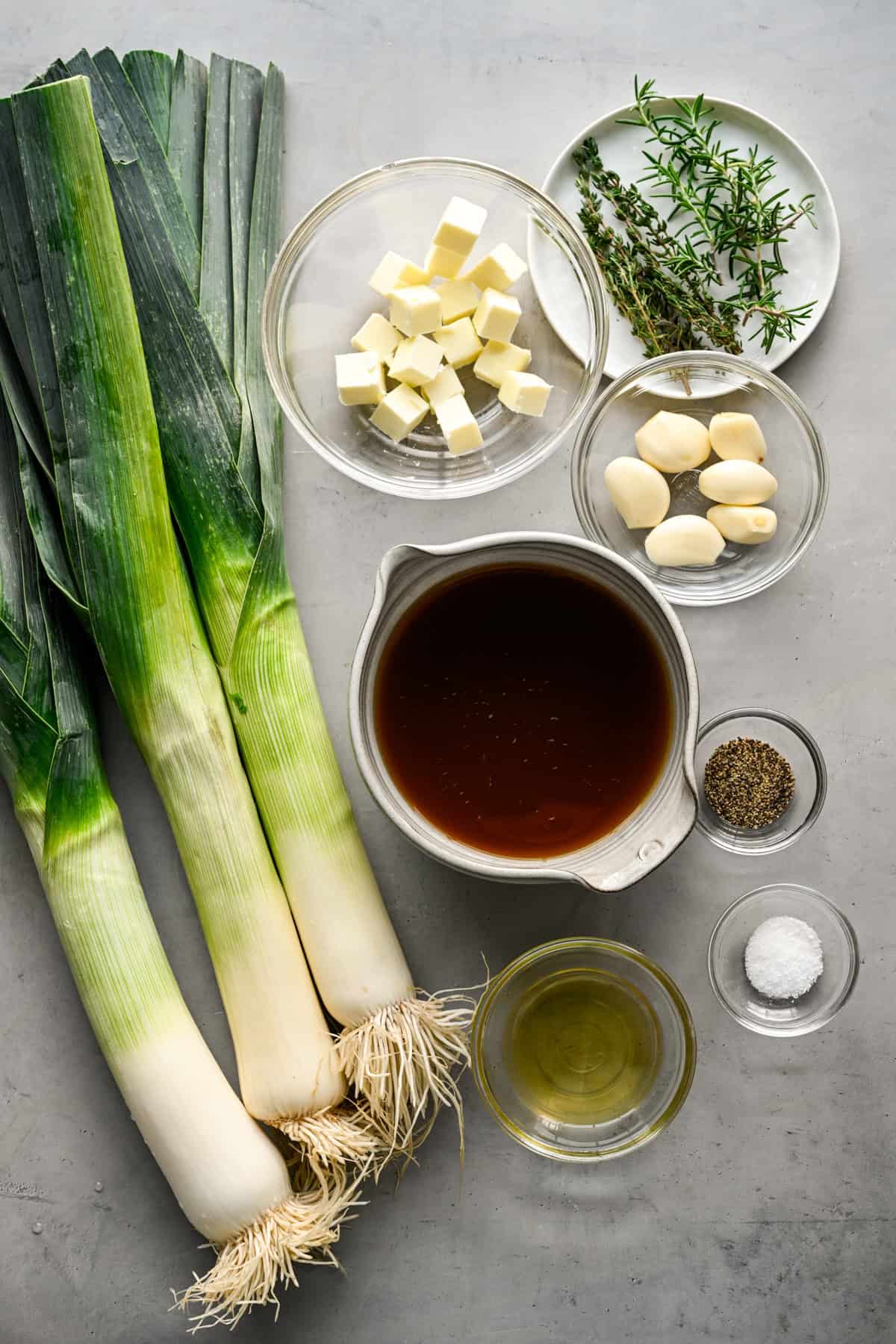 Bovenaanzicht van fondant-prei-ingrediënten.