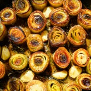 Bovenaanzicht van gekookte prei in een pan.