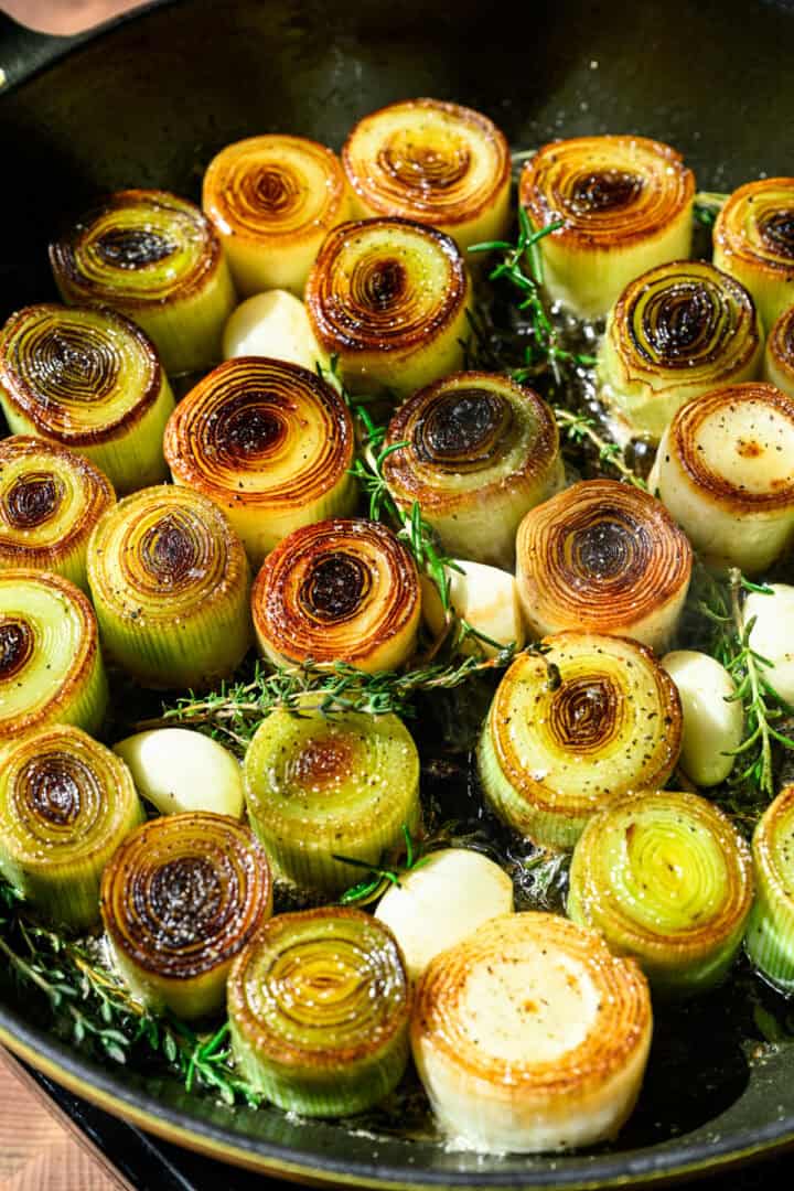 Bovenaanzicht van gekookte prei in een pan.