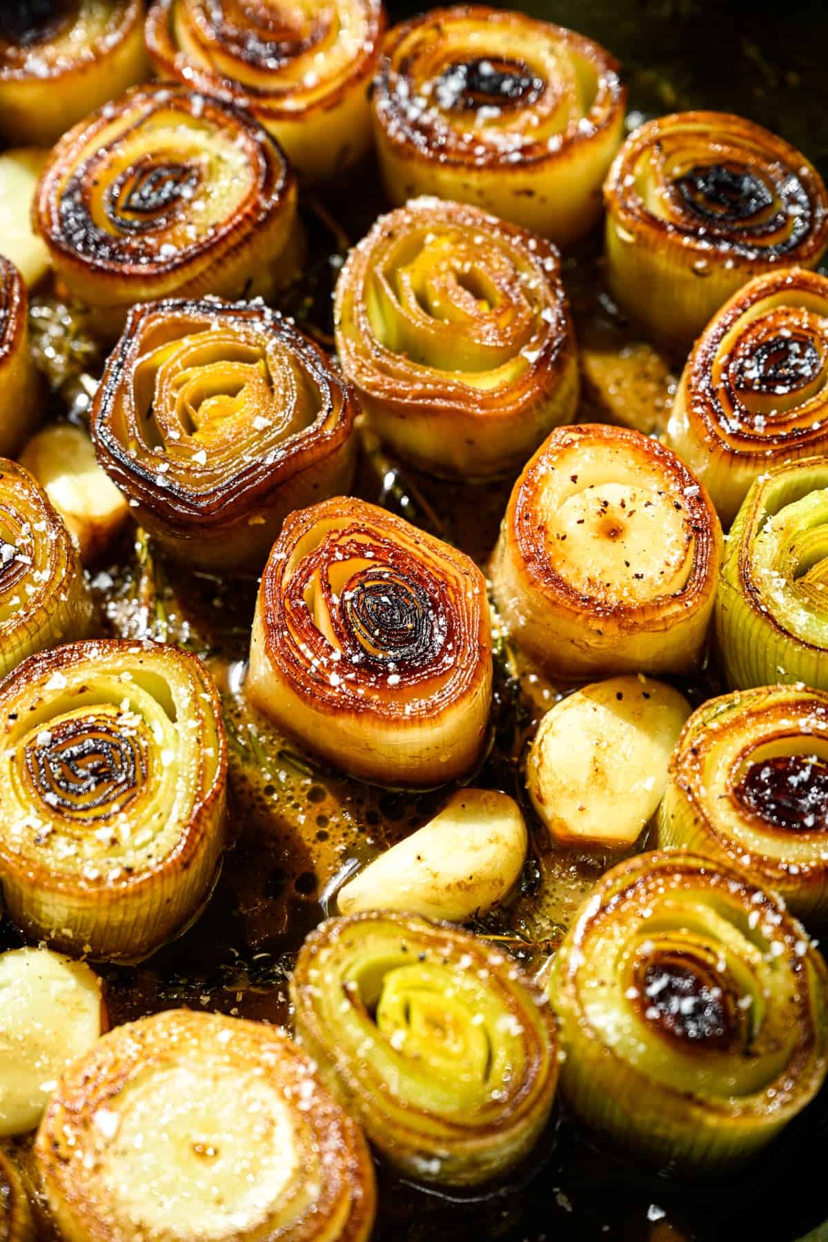 Bovenaanzicht van gekookte prei in een pan.