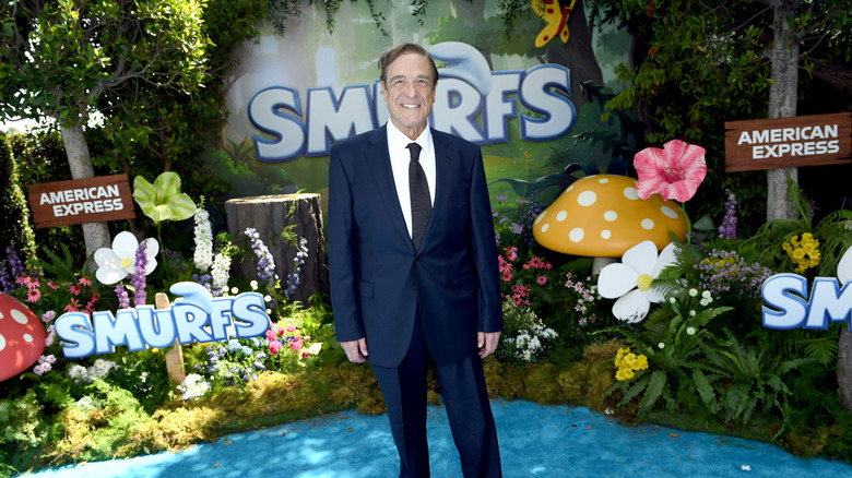 Full-body shot van John Goodman bij de première van Smurf