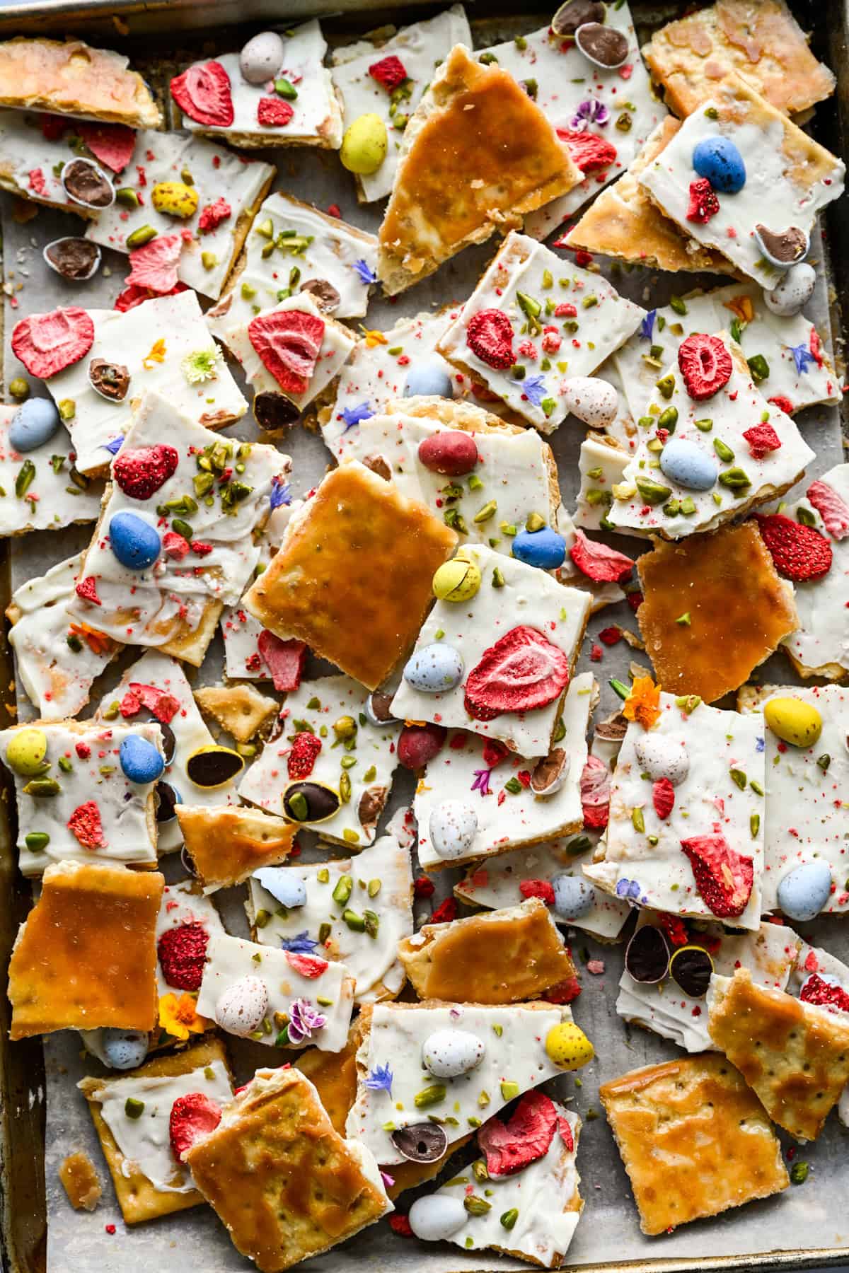 Stukjes Paas-crack, allemaal op elkaar gestapeld op een bakplaat.