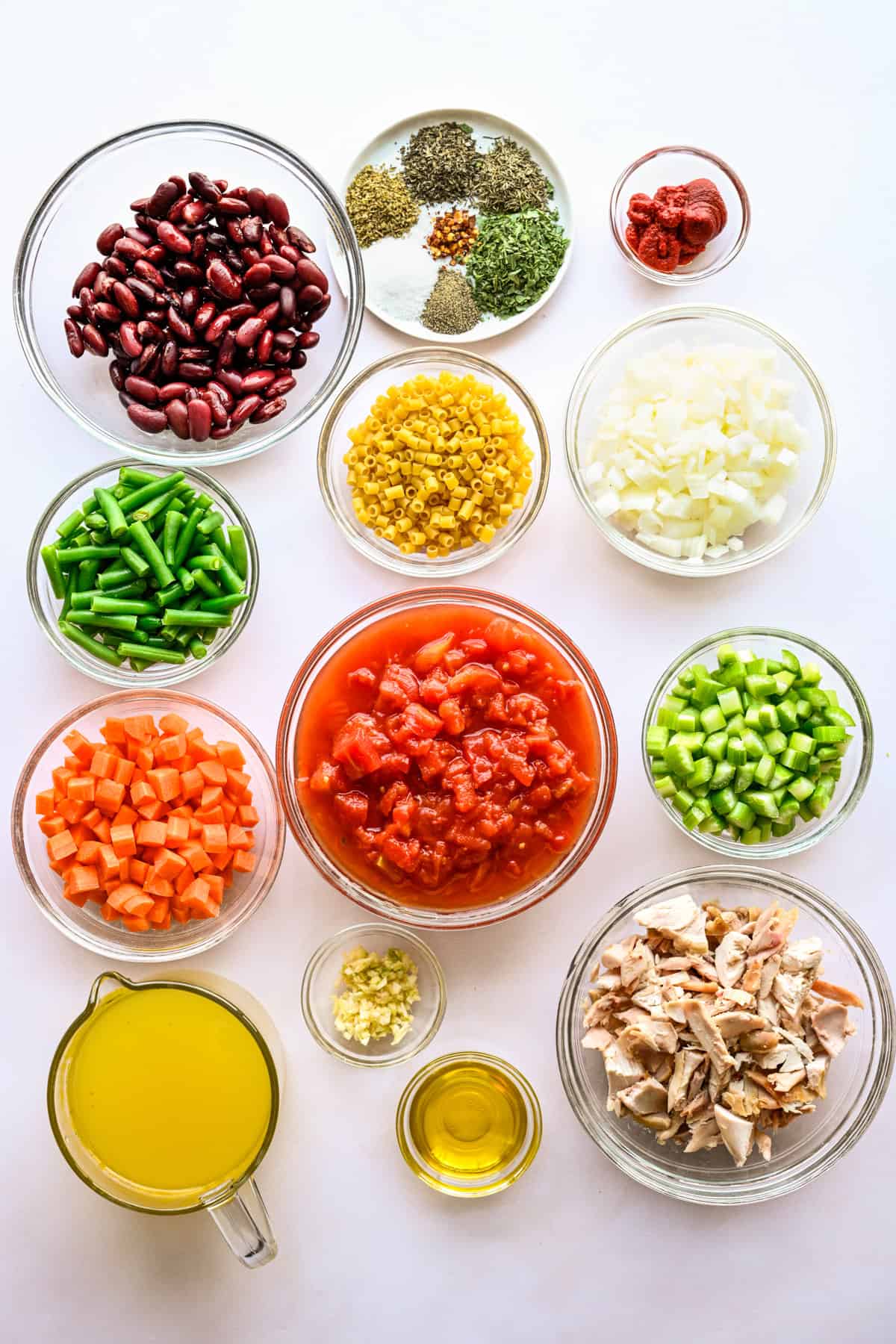 Ingrediënten die nodig zijn voor kippenminestronesoep.