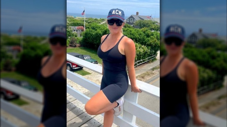 Karoline Leavitt in trainingskleding buitenshuis in de ochtend