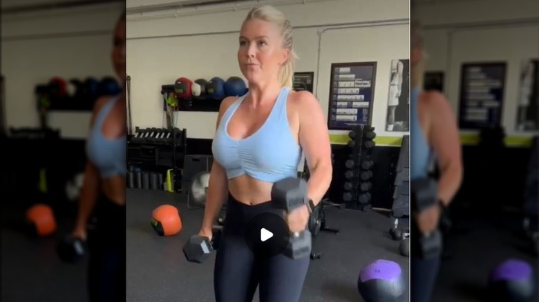 Karoline Leavitt doet hamerkrullen in de sportschool