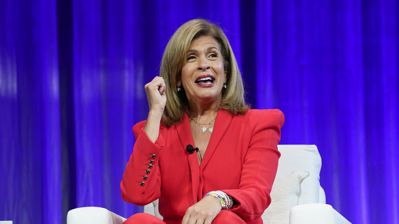 Hoda Kotb in een rood pak