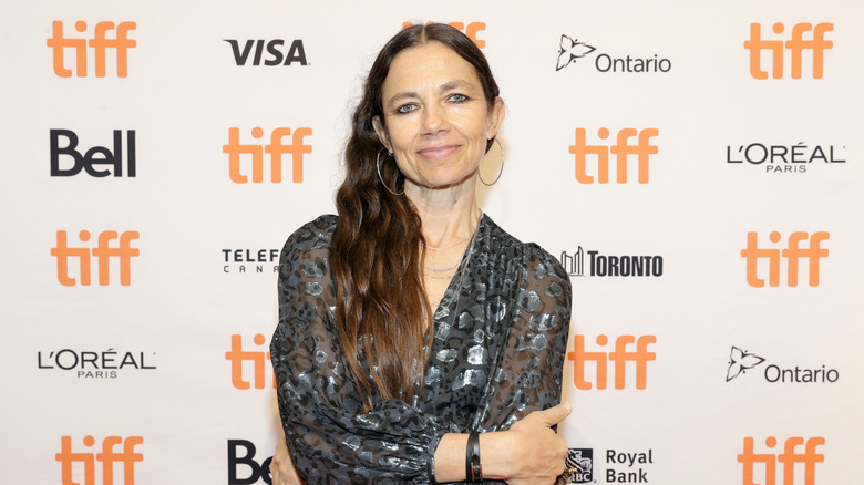 Justine Bateman glimlacht