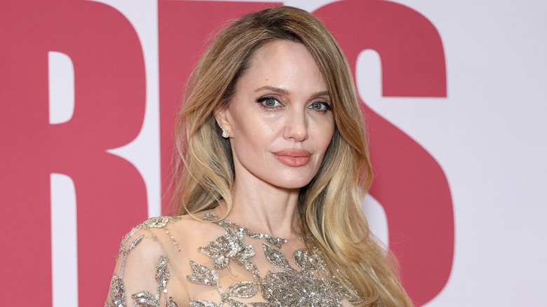 Angelina Jolie poseert