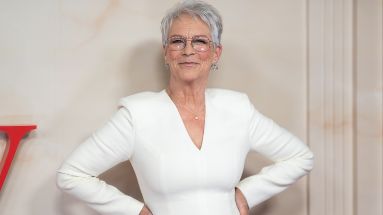 Jamie Lee Curtis poseert in een witte jurk