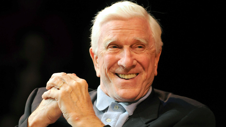 Leslie Nielsen glimlacht