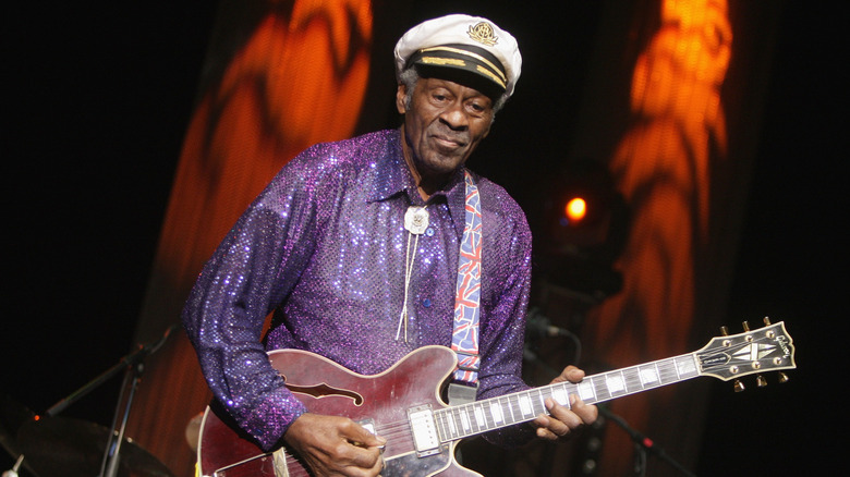 Chuck Berry speelt gitaar