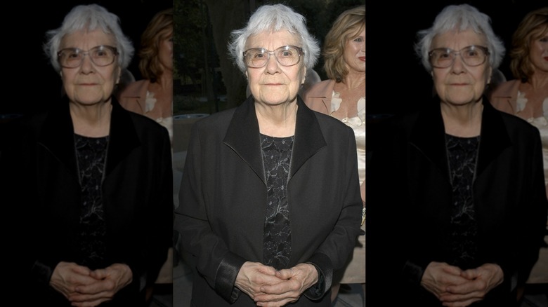 Harper Lee poseert