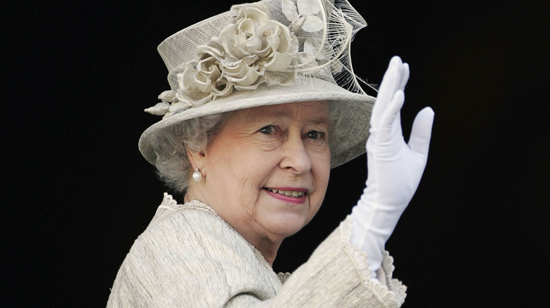 Koningin Elizabeth II zwaait