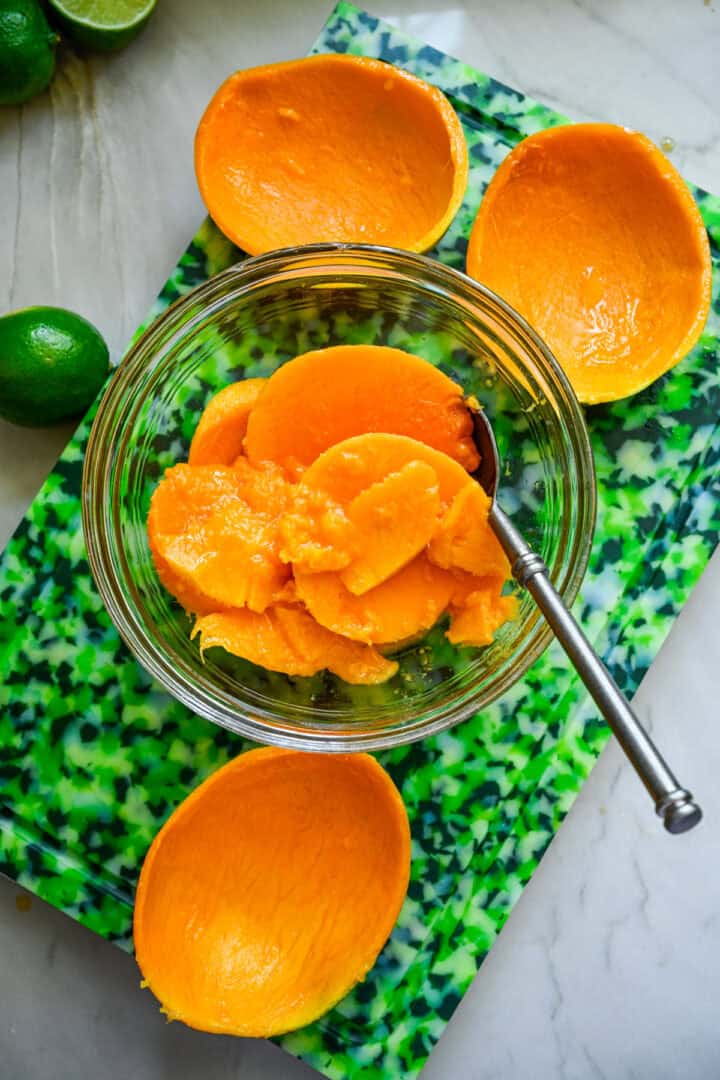 Bovenaanzicht van mango in een glazen kom.