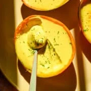 Bovenaanzicht van mango posset-ingrediënten.