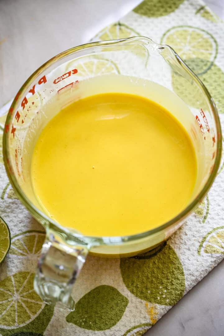 Bovenaanzicht van mango posset na persen.