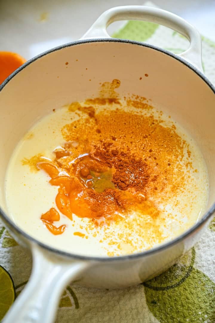 Mango posset ingrediënten in een pan.