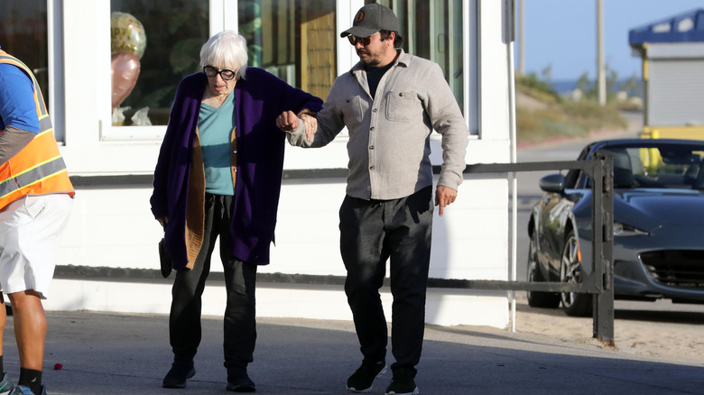 Shirley MacLaine verlaat restaurant The Sunset