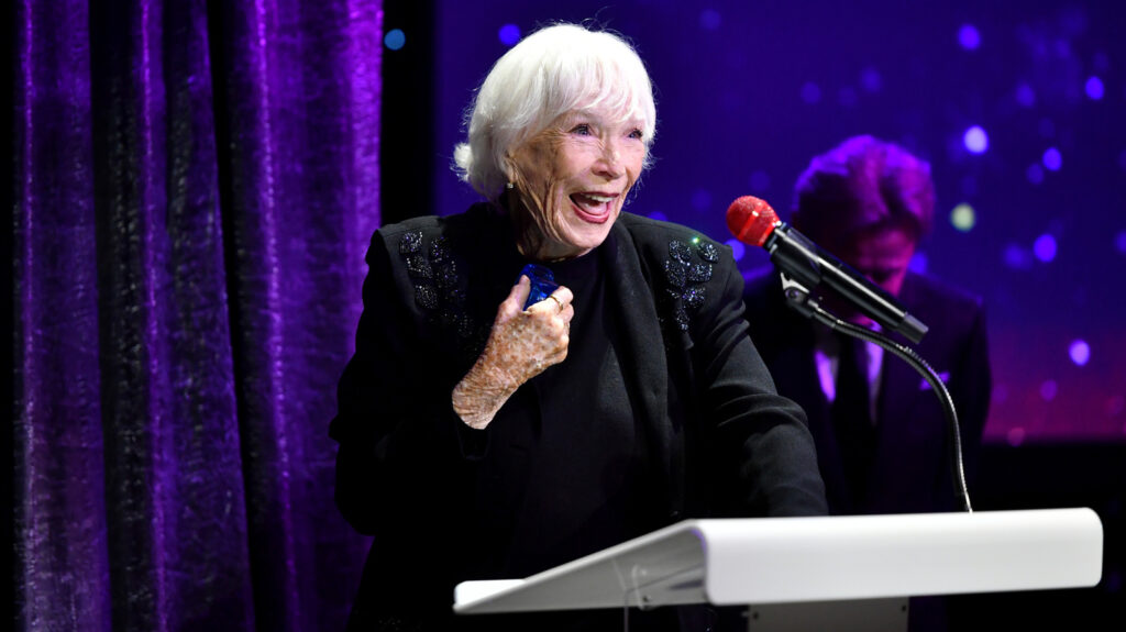Shirley Maclaine, 92, stopte tien jaar geleden met roken, maar ze wil deze ondeugd niet opgeven