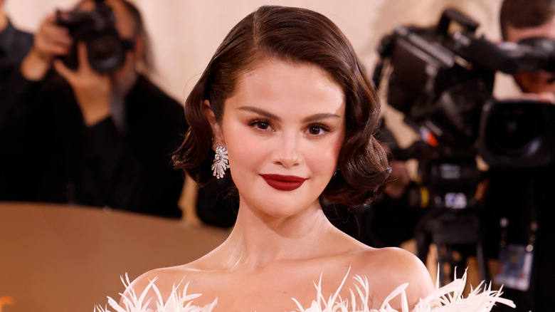 Selena Gomez glimlacht