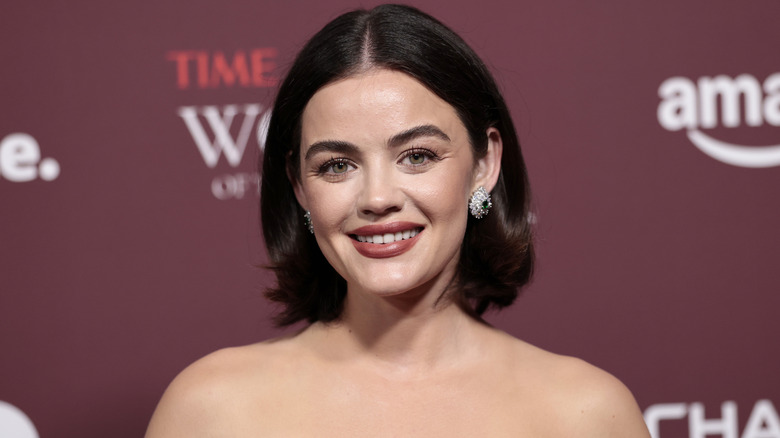 Lucy Hale glimlacht
