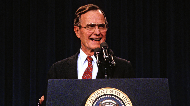 George HW Bush lacht