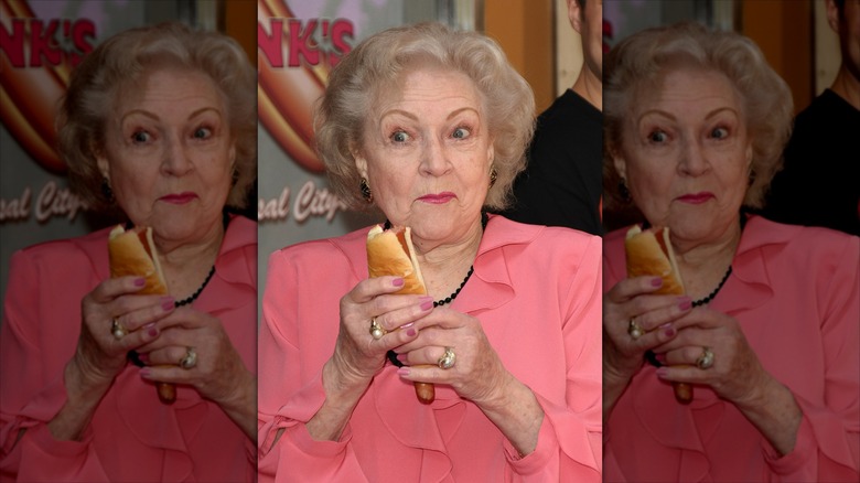Betty White eet een hotdog