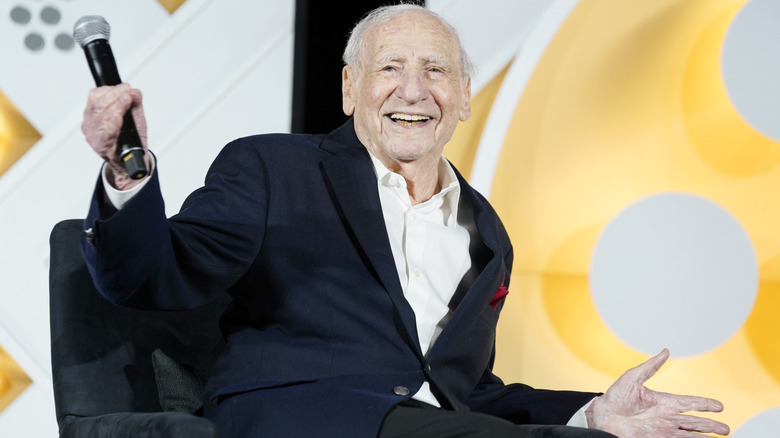 Mel Brooks lacht