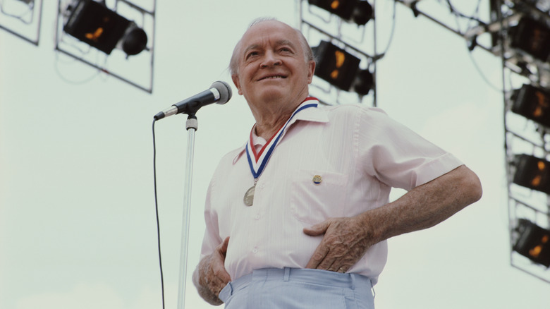 Bob Hope praat in een microfoon