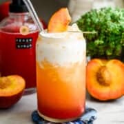 Vooraanzicht van perzik vuile frisdrank in een glas.