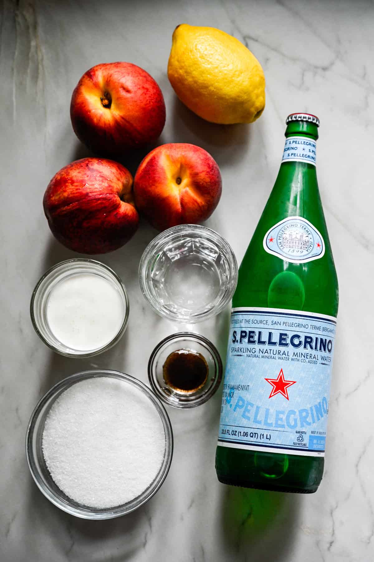Bovenaanzicht van ingrediënten voor perziksoda.