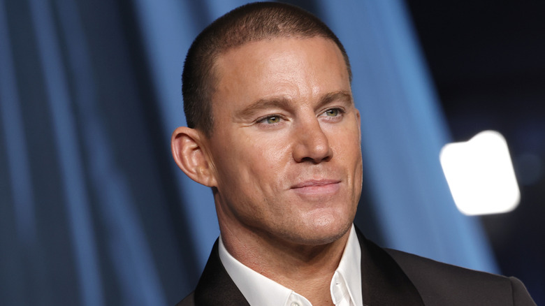 Channing Tatum lacht tijdens een evenement voor beroemdheden