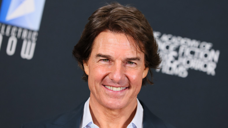 Tom Cruise lacht en poseert tijdens een evenement