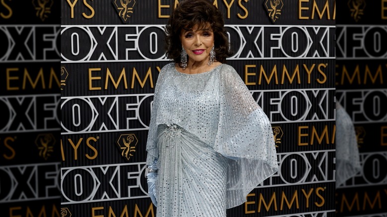 Joan Collins in sprankelende jurk tijdens het Emmy's-evenement van 2024