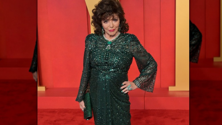 Joan Collins bij de Oscars van 2024 in zwarte jurk