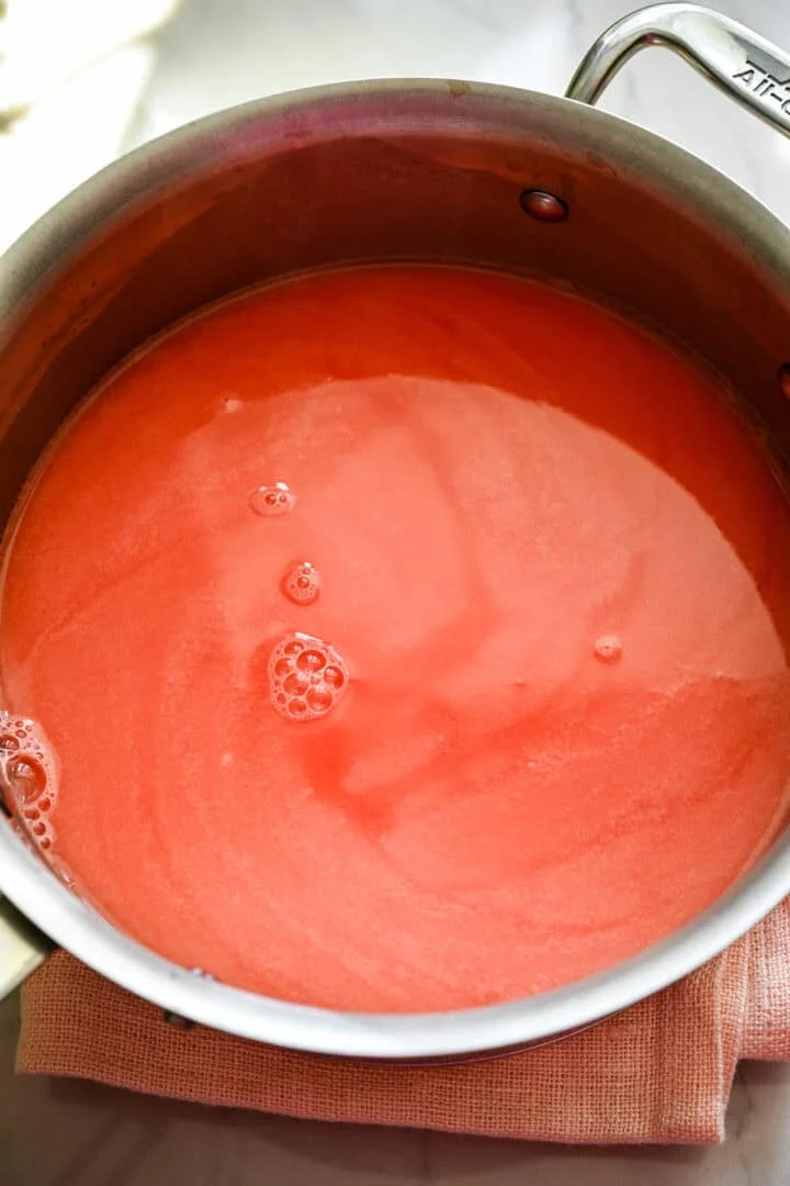 Watermeloenpudding vóór het koken.